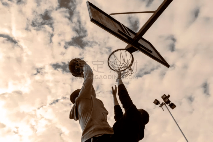 帕潘夸赞吉鲁：他不仅能进球还能防守，甚至还能客串门将